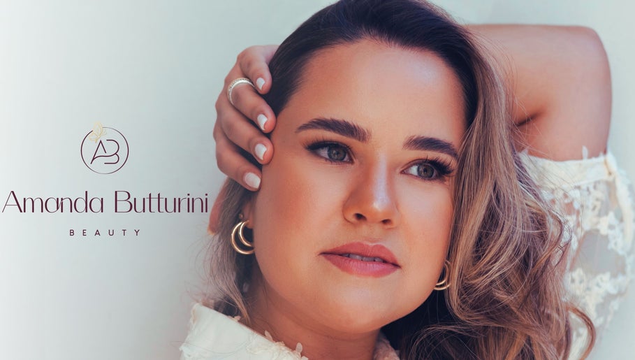 Retrato de mujer en AB Beauty - Amanda Butturini Beauty, Sabadell, Catalunya, ES. Enfoque en cuidado y estilo.