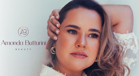 Retrato de mujer en AB Beauty - Amanda Butturini Beauty, Sabadell, Catalunya, ES. Enfoque en cuidado y estilo.