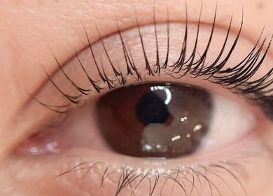 Primer plano de un ojo con largas pestañas en AB Beauty - Amanda Butturini Beauty, Sabadell, Catalunya, ES.