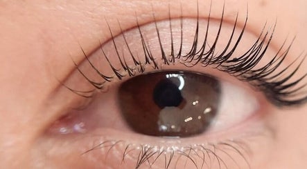 Primer plano de un ojo con largas pestañas en AB Beauty - Amanda Butturini Beauty, Sabadell, Catalunya, ES.