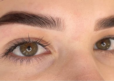 Cejas perfectamente arregladas en AB Beauty - Amanda Butturini Beauty, Sabadell, Catalunya, ES.