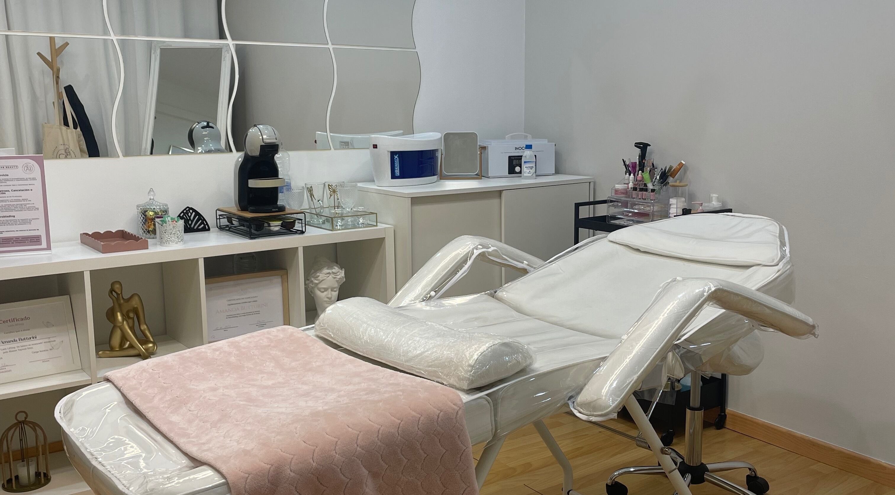 Sala de tratamiento en AB Beauty - Amanda Butturini Beauty en Sabadell, Catalunya, ES con elegante decoración.