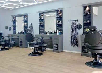 Interiør af Salon Fade 1 i Taastrup, DK med moderne stole og spejle.