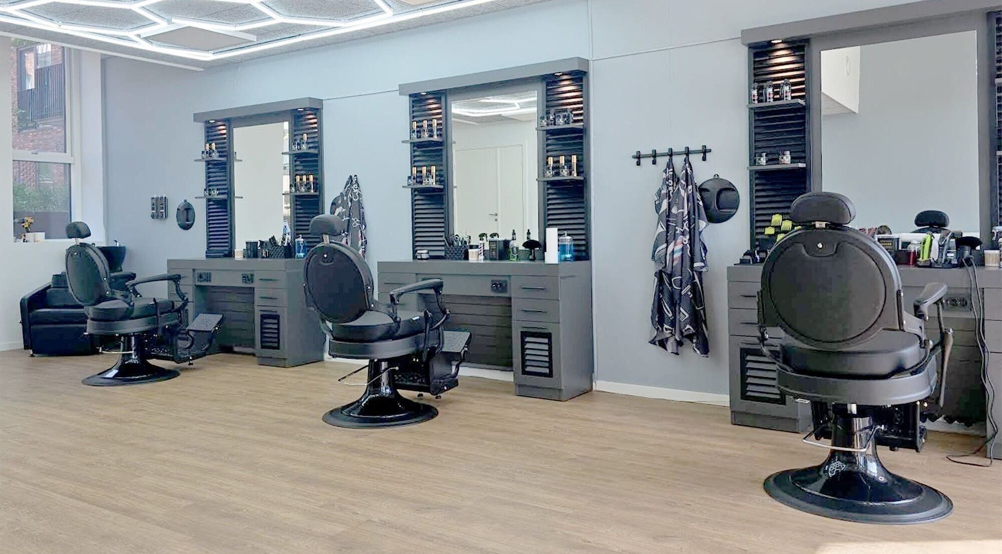 Interiør af Salon Fade 1 i Taastrup, DK med moderne stole og spejle.