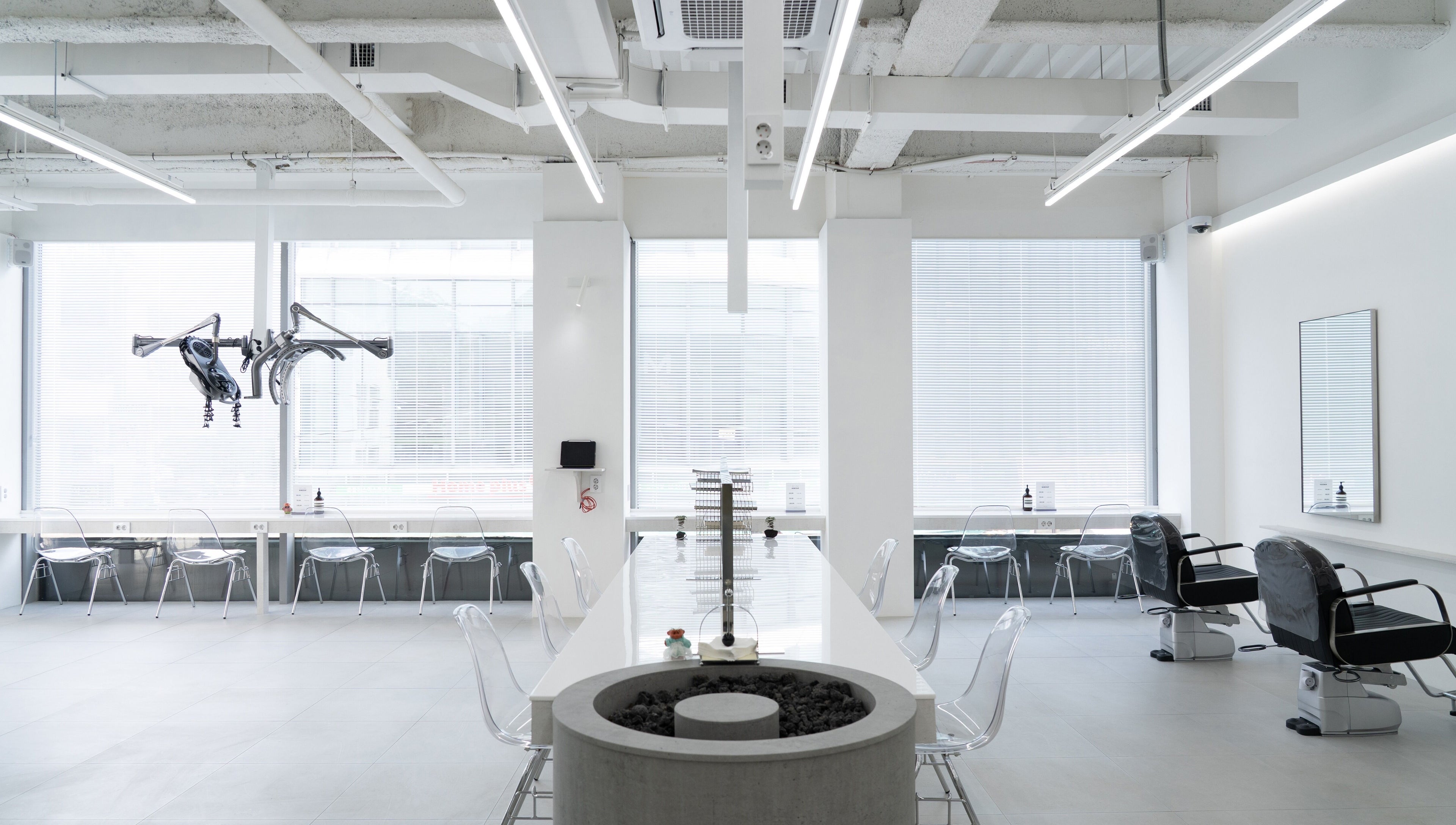 Modern interior of mum hair apgujeong 멈헤어 in 서울특별시, 서울특별시, KR with chic chairs and minimalist design.