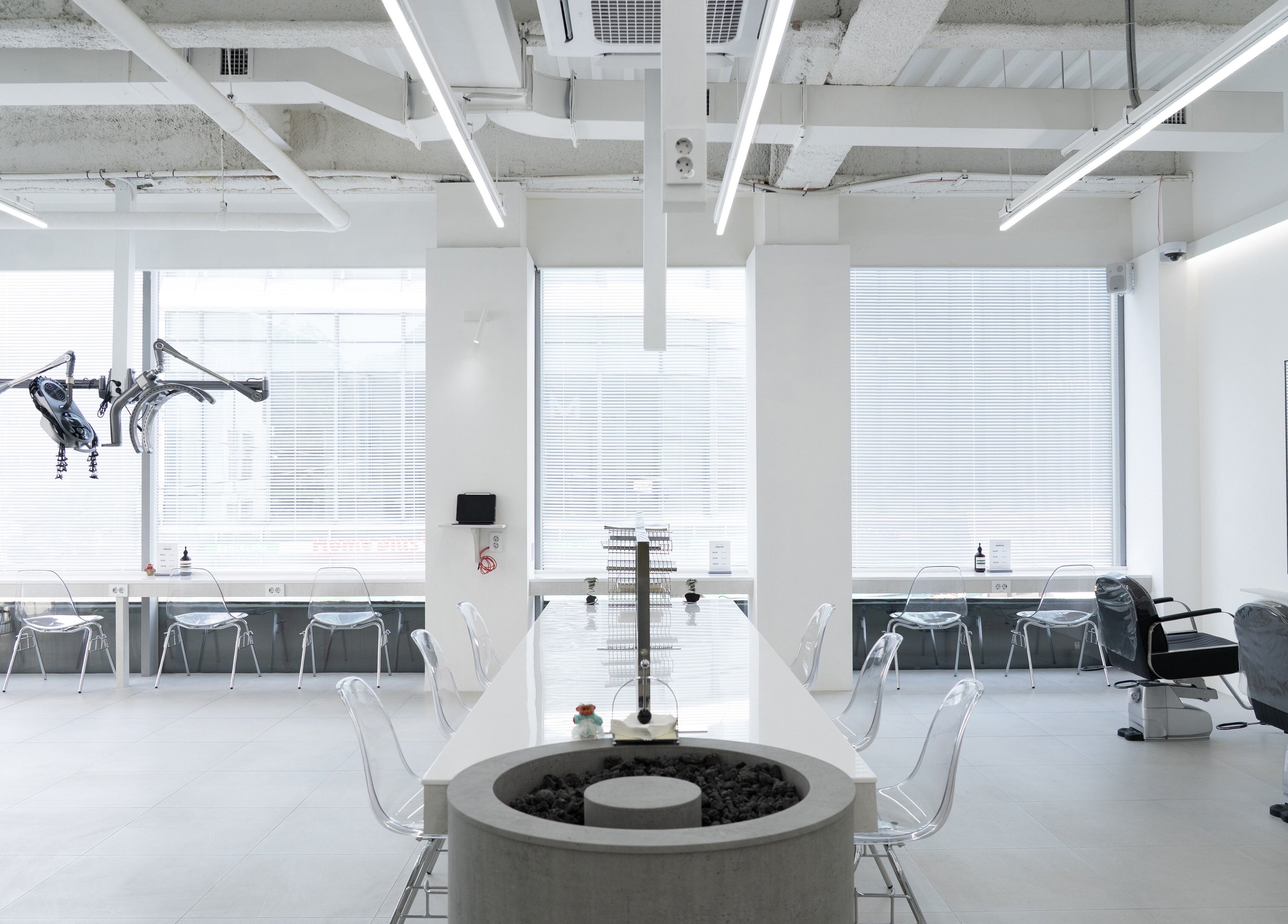 Modern interior of mum hair apgujeong 멈헤어 in 서울특별시, 서울특별시, KR with chic chairs and minimalist design.