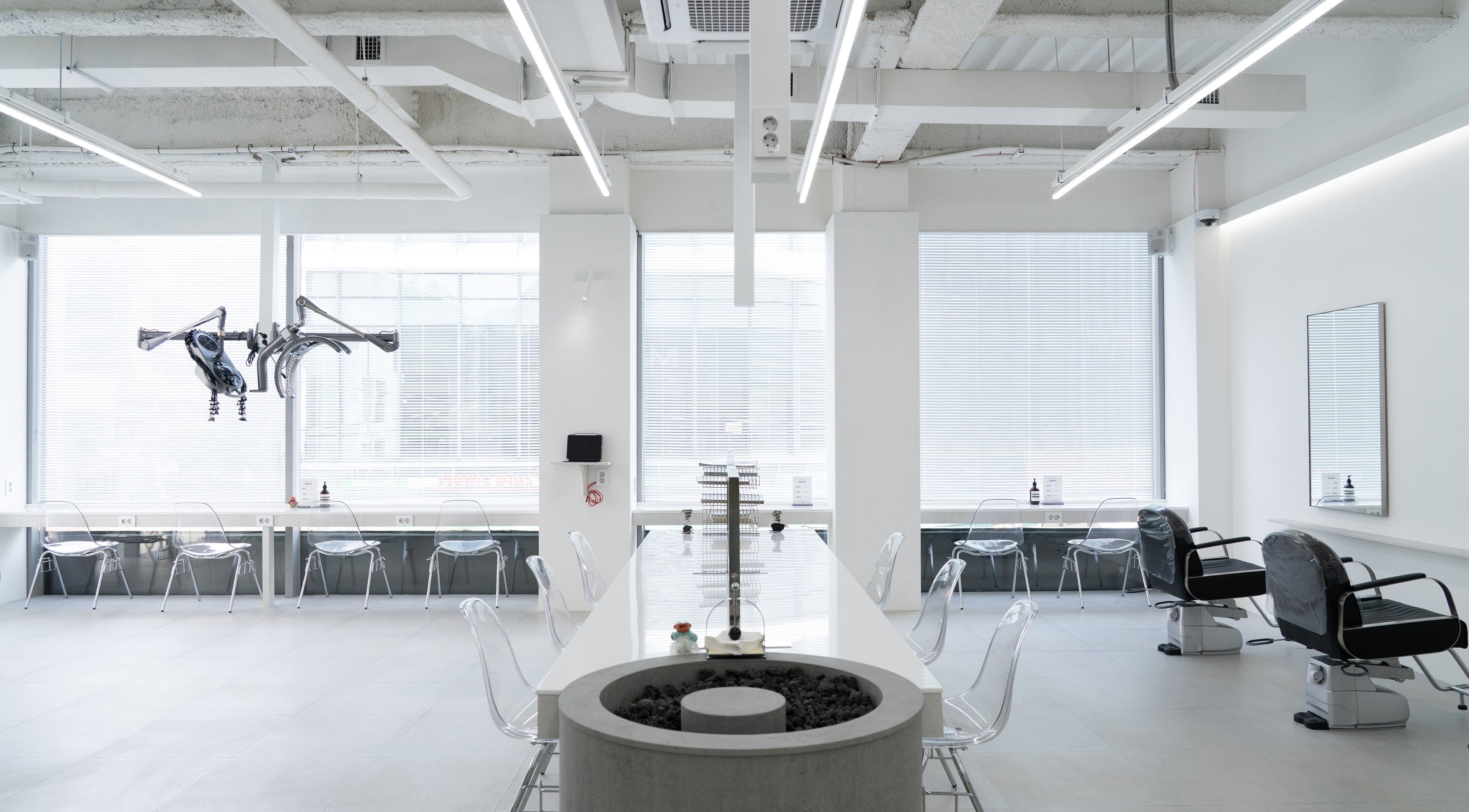 Modern interior of mum hair apgujeong 멈헤어 in 서울특별시, 서울특별시, KR with chic chairs and minimalist design.