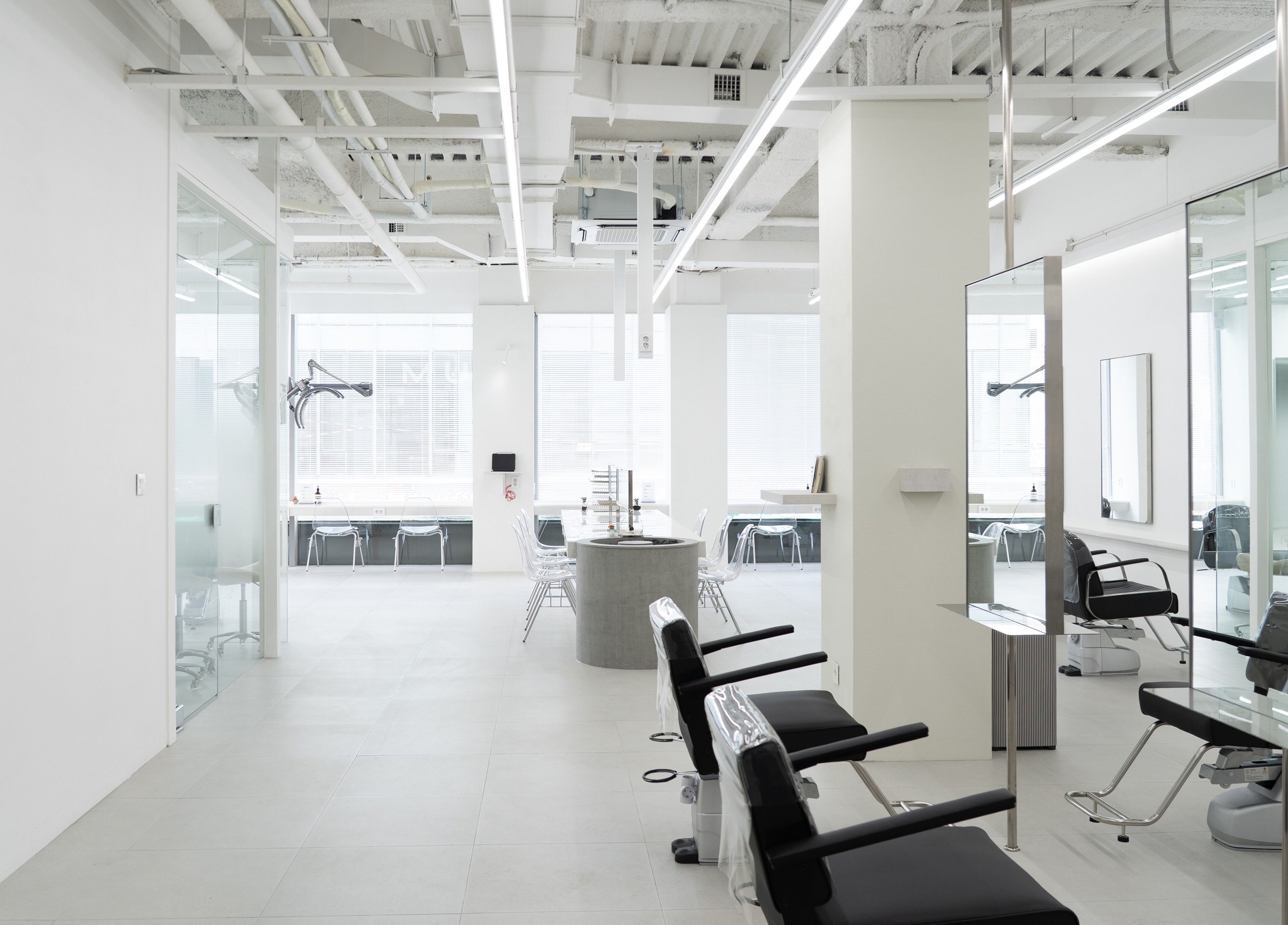 Modern interior of mum hair apgujeong 멈헤어 located in 서울특별시, 서울특별시, KR with stylish chairs and mirrors.