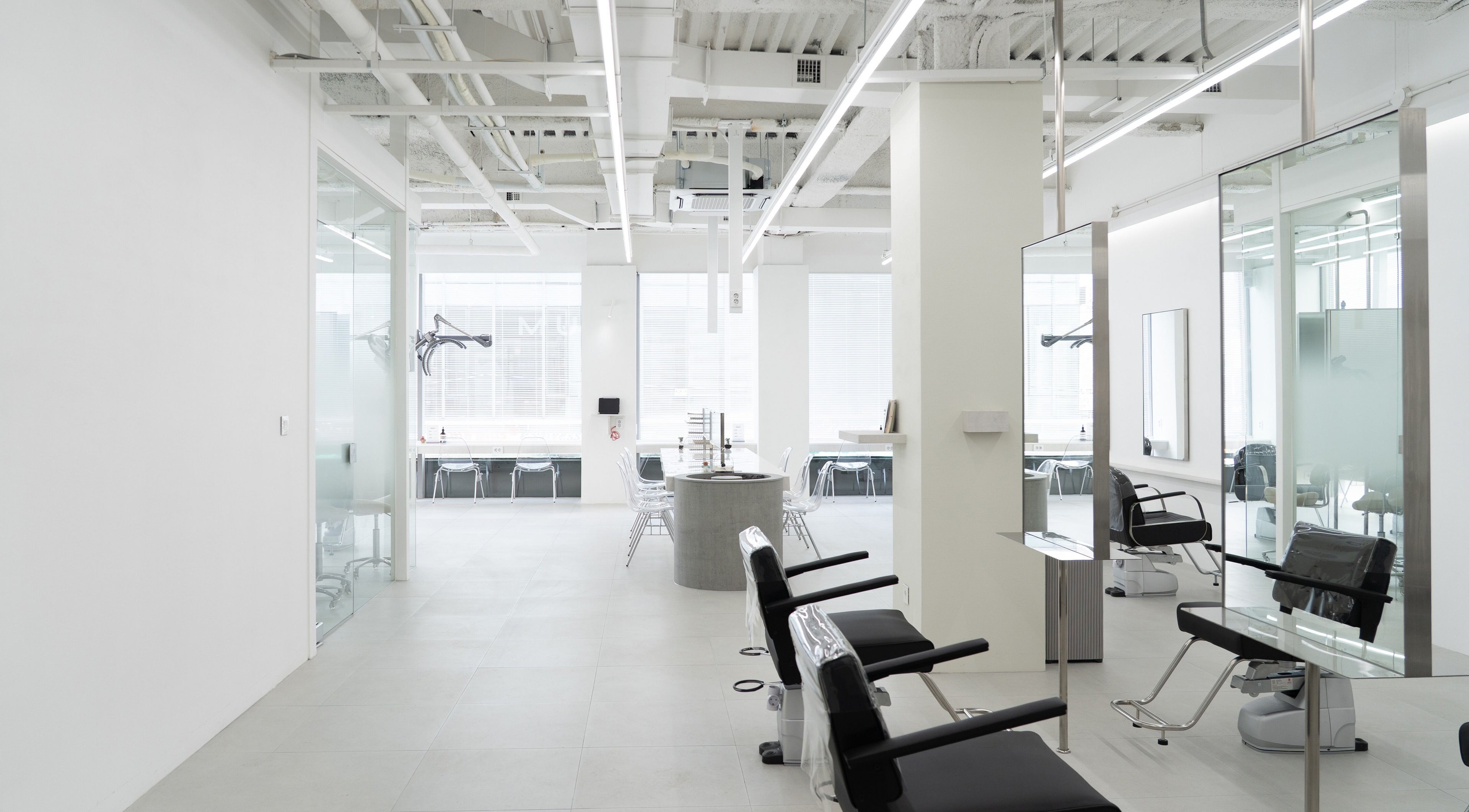 Modern interior of mum hair apgujeong 멈헤어 located in 서울특별시, 서울특별시, KR with stylish chairs and mirrors.