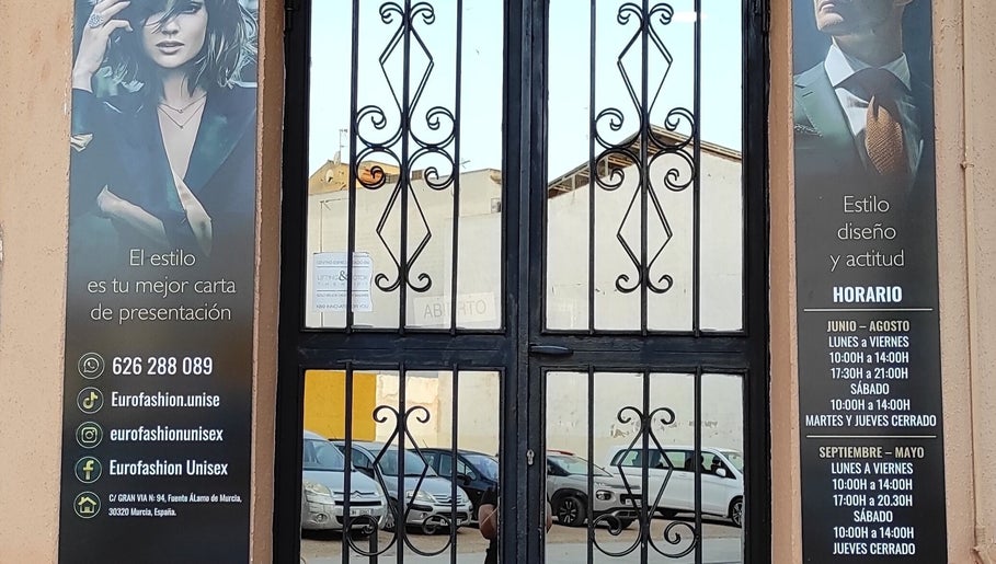 Fachada de Eurofashion peluquería unisex en Fuente Álamo, Región De Murcia, ES con carteles estilizados.