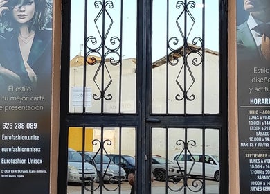 Fachada de Eurofashion peluquería unisex en Fuente Álamo, Región De Murcia, ES con carteles estilizados.