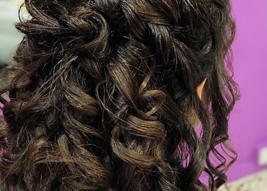 Peinado con rizos en Eurofashion peluquería unisex, Fuente Álamo, Región De Murcia, ES.