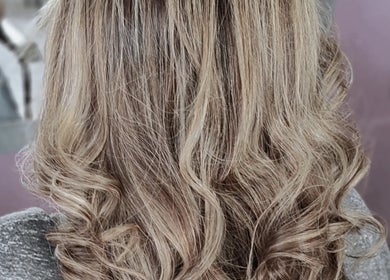 Estiloso peinado rizado realizado en Eurofashion peluquería unisex, Fuente Álamo, Región De Murcia, ES.