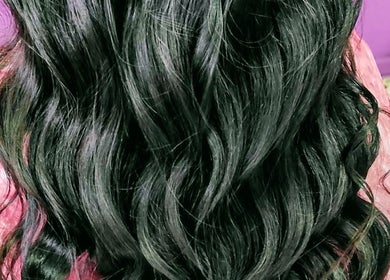 Cabello ondulado y brillante en Eurofashion peluquería unisex, Fuente Álamo, Región De Murcia, ES.