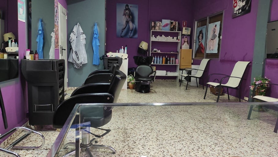 Interior de Eurofashion Peluquería Unisex en Fuente Álamo, Región De Murcia, ES, con sillas y productos.