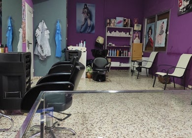 Interior de Eurofashion Peluquería Unisex en Fuente Álamo, Región De Murcia, ES, con sillas y productos.