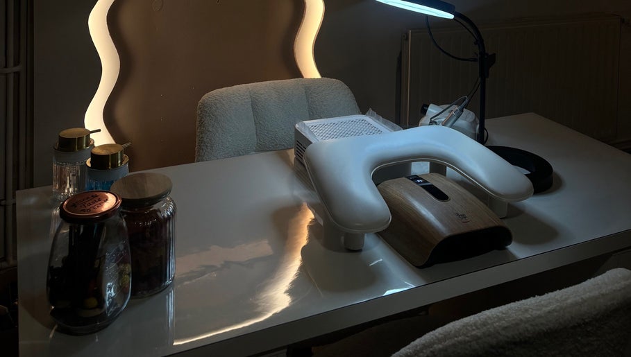 Table de manucure élégante à MaisonLau, Vieux-thann, Grand Est, FR, éclairée par une lumière douce.