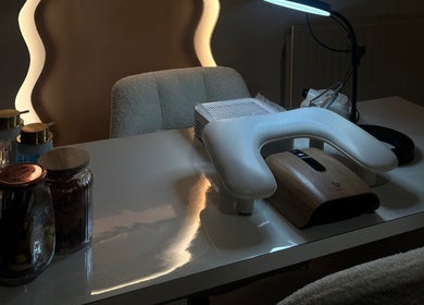 Table de manucure élégante à MaisonLau, Vieux-thann, Grand Est, FR, éclairée par une lumière douce.