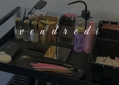 Kit de beauté MaisonLau à Vieux-thann, Grand Est, FR, avec lotions, outils et accessoires bien organisés.