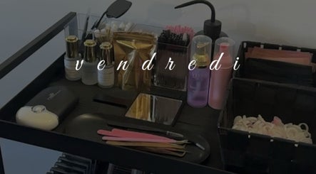 Kit de beauté MaisonLau à Vieux-thann, Grand Est, FR, avec lotions, outils et accessoires bien organisés.