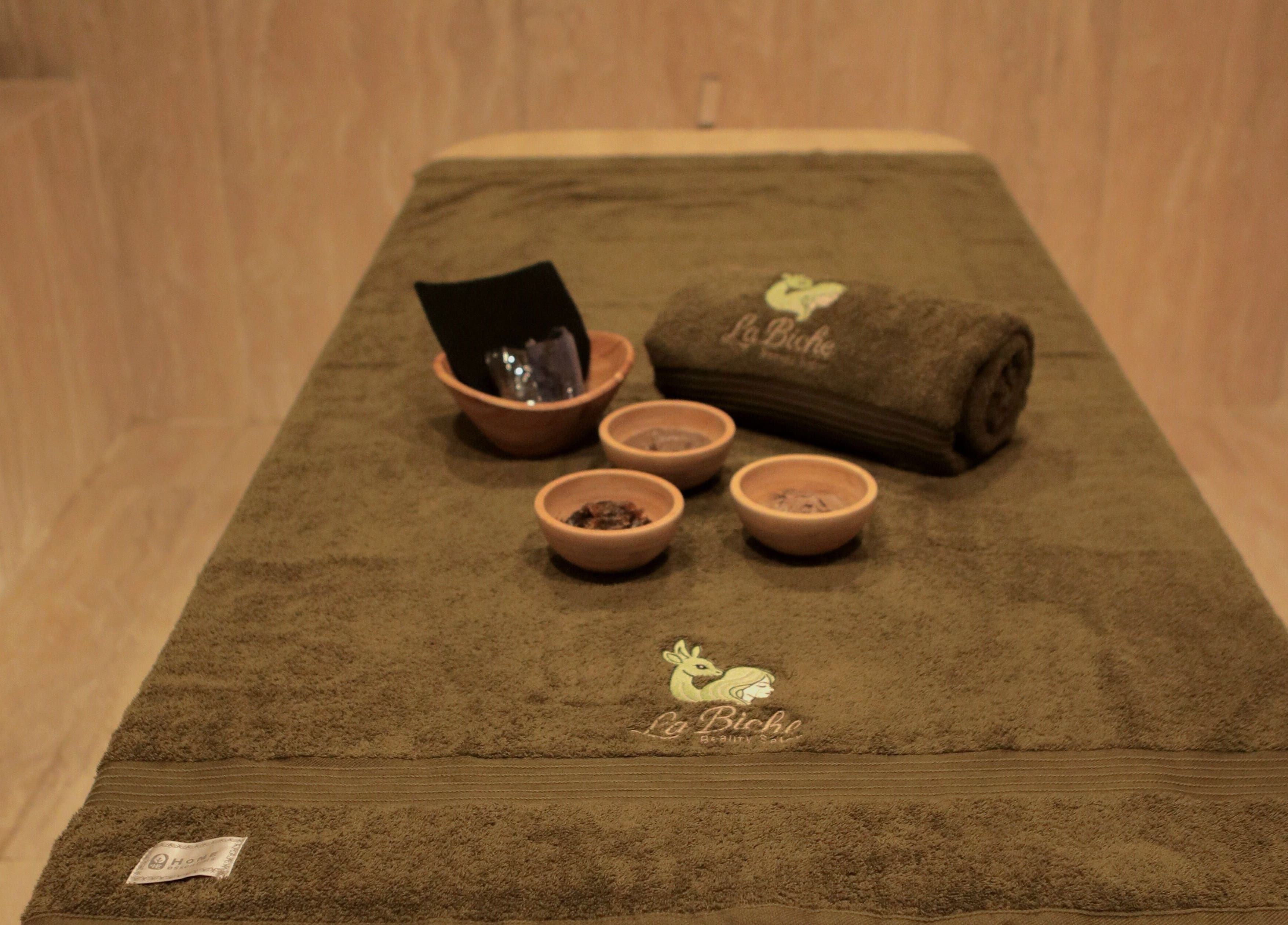 Luxurious spa table set up at La Biche Beauty Salon in Abu Dhabi for a relaxing wellness experience.
