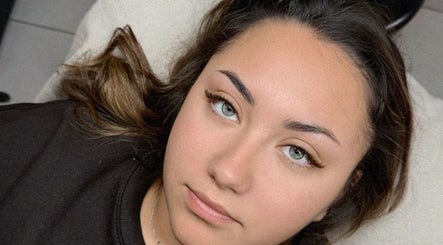 Jeune femme relaxée après un soin chez Manolia, Saint-Herblain, Pays De La Loire, FR, avec des cils impeccables.