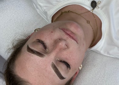 Sourcils parfaitement dessinés à Manolia, Saint-herblain, Pays De La Loire, FR. Beauté et bien-être garantis.