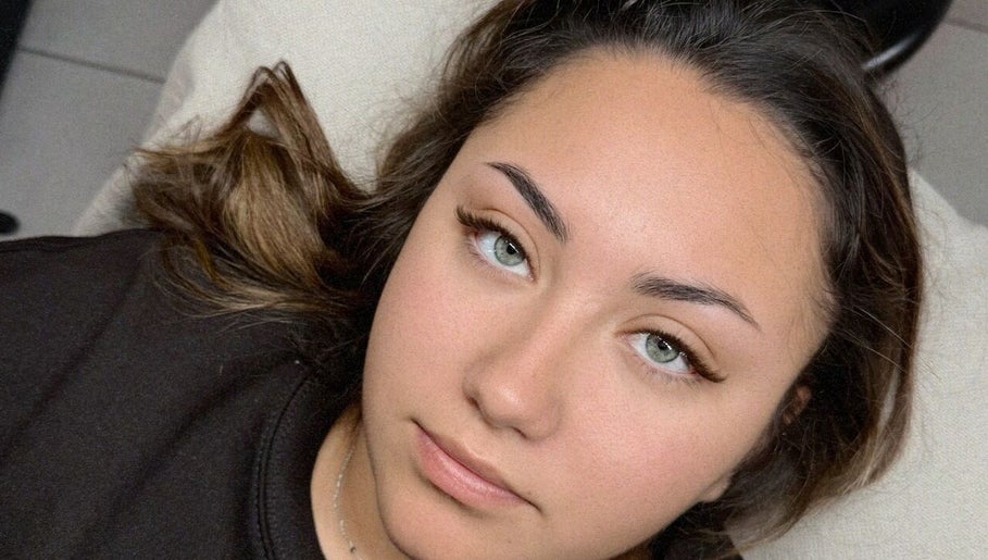 Portrait d'une cliente relaxée au salon Manolia, Saint-herblain, Pays De La Loire, FR après un soin de beauté.