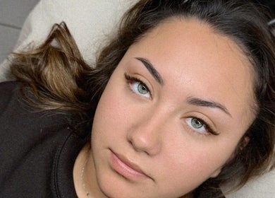 Portrait d'une cliente relaxée au salon Manolia, Saint-herblain, Pays De La Loire, FR après un soin de beauté.