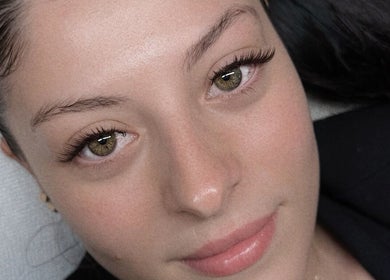 Femme au sourire doux chez Manolia, Saint-herblain, Pays De La Loire, FR, mettant en valeur des cils naturels.