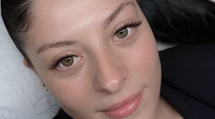 Femme au sourire doux chez Manolia, Saint-herblain, Pays De La Loire, FR, mettant en valeur des cils naturels.