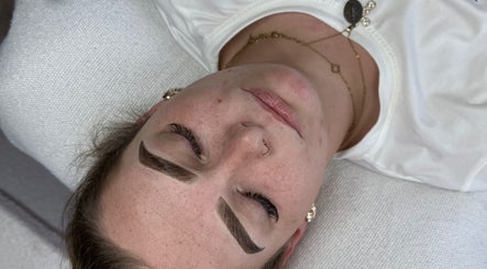 Sourcils soignés à Manolia, Saint-Herblain, Pays De La Loire, FR, offrant un look esthétique impeccable.