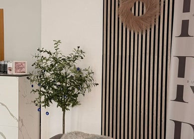 Eleganter Empfangsbereich von RUNBEAUTÈ in Ulm, Baden-Württemberg, DE mit stilvoller Dekoration.