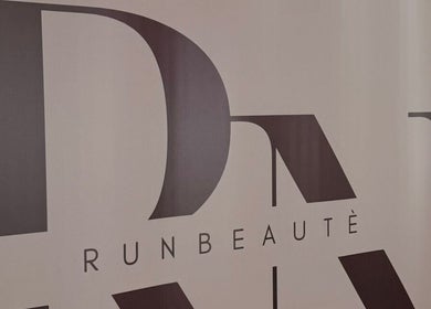 RUNBEAUTÈ Logo an einer Wand in Ulm, Baden-Württemberg, DE.