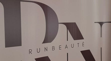 RUNBEAUTÈ Logo an einer Wand in Ulm, Baden-Württemberg, DE.