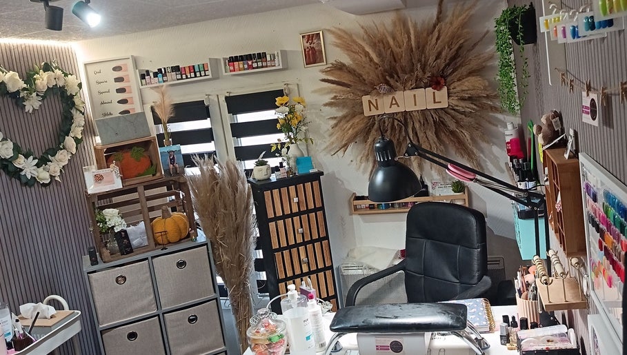 Intérieur accueillant de Beauty nail nanou à Wizernes, Hauts-de-France, FR, avec décoration florale.
