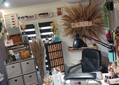 Intérieur accueillant de Beauty nail nanou à Wizernes, Hauts-de-France, FR, avec décoration florale.