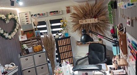 Intérieur accueillant de Beauty nail nanou à Wizernes, Hauts-de-France, FR, avec décoration florale.