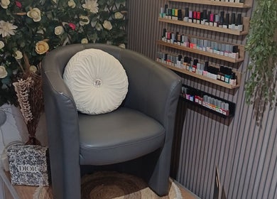Coin détente chez Beauty nail nanou à Wizernes, Hauts-de-France, FR avec sièges élégants et présentoirs à vernis.