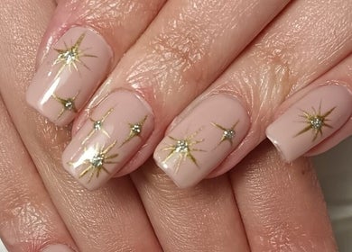 Nail art élégant avec étoiles dorées à Beauty nail nanou, Wizernes, Hauts-de-France, FR.