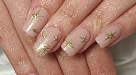 Nail art élégant avec étoiles dorées à Beauty nail nanou, Wizernes, Hauts-de-France, FR.