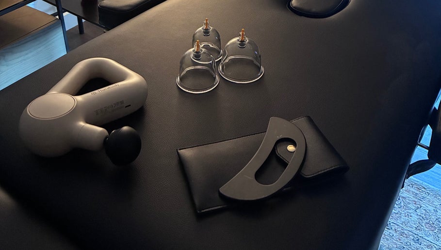 Table de massage avec accessoires chez Coach Lawless, Greenford, England, GB.