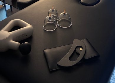 Table de massage avec accessoires chez Coach Lawless, Greenford, England, GB.