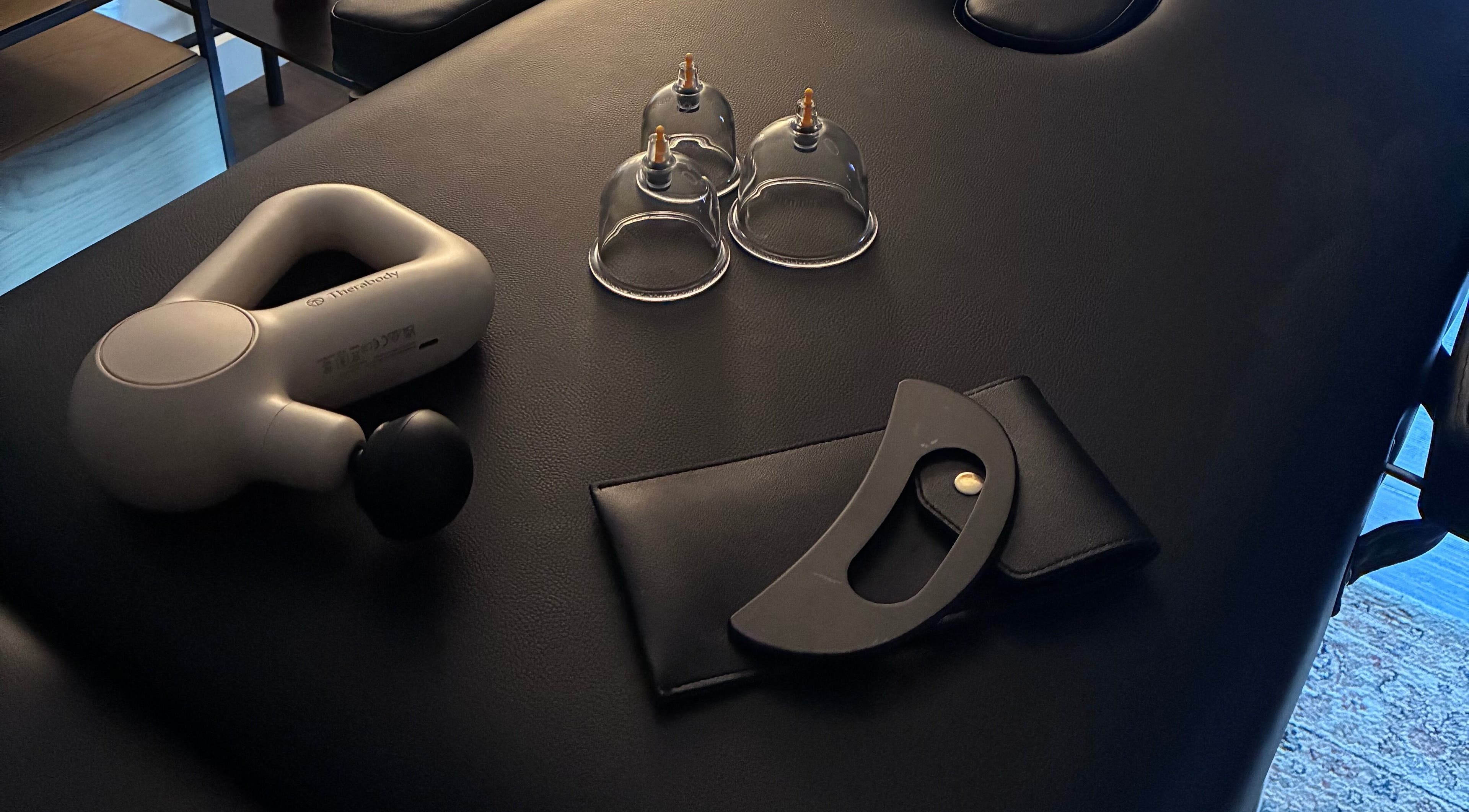 Table de massage avec accessoires chez Coach Lawless, Greenford, England, GB.