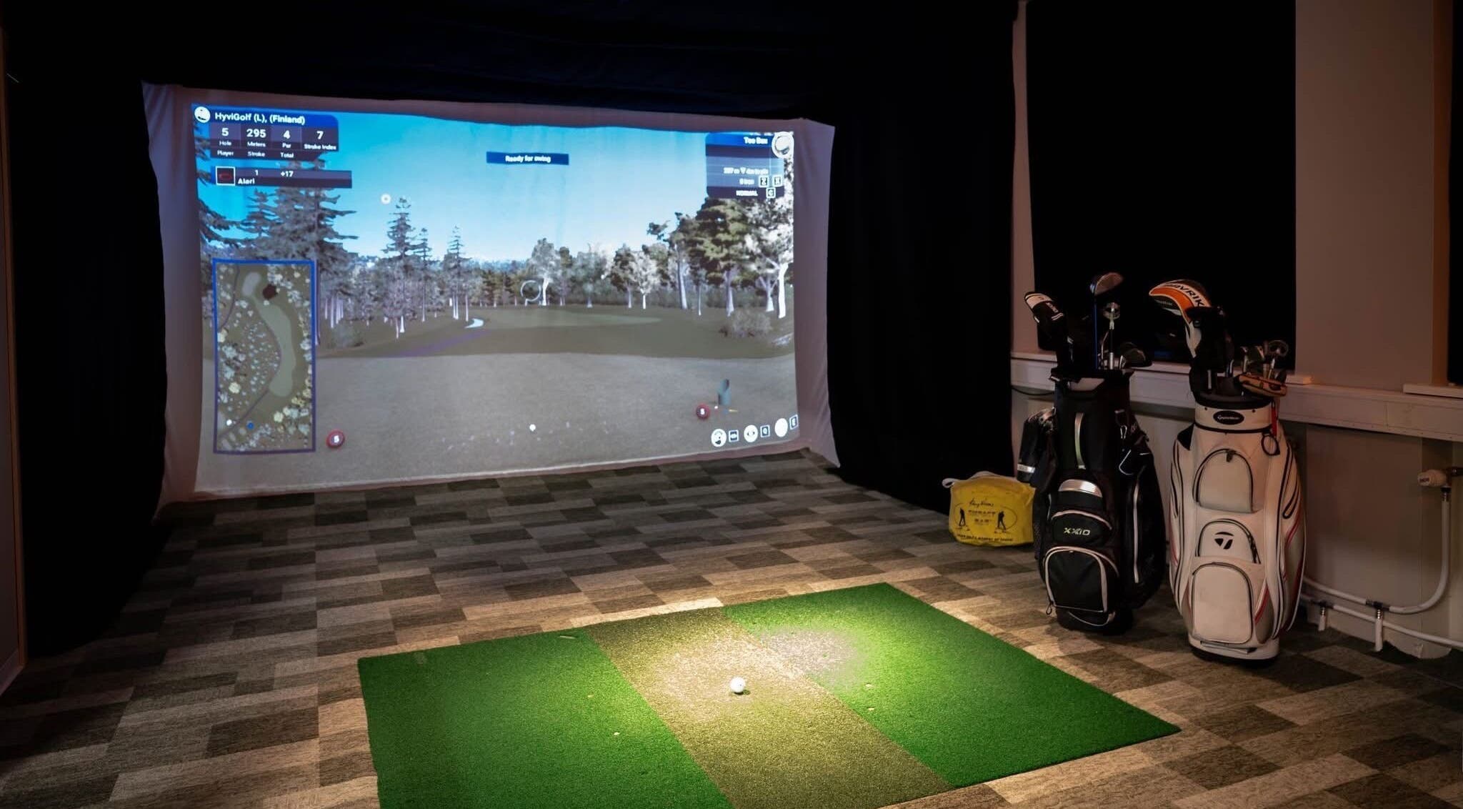 Indoor golf simulator at ToaGolf, Tallinn, Harju maakond, EE with virtual fairway display.