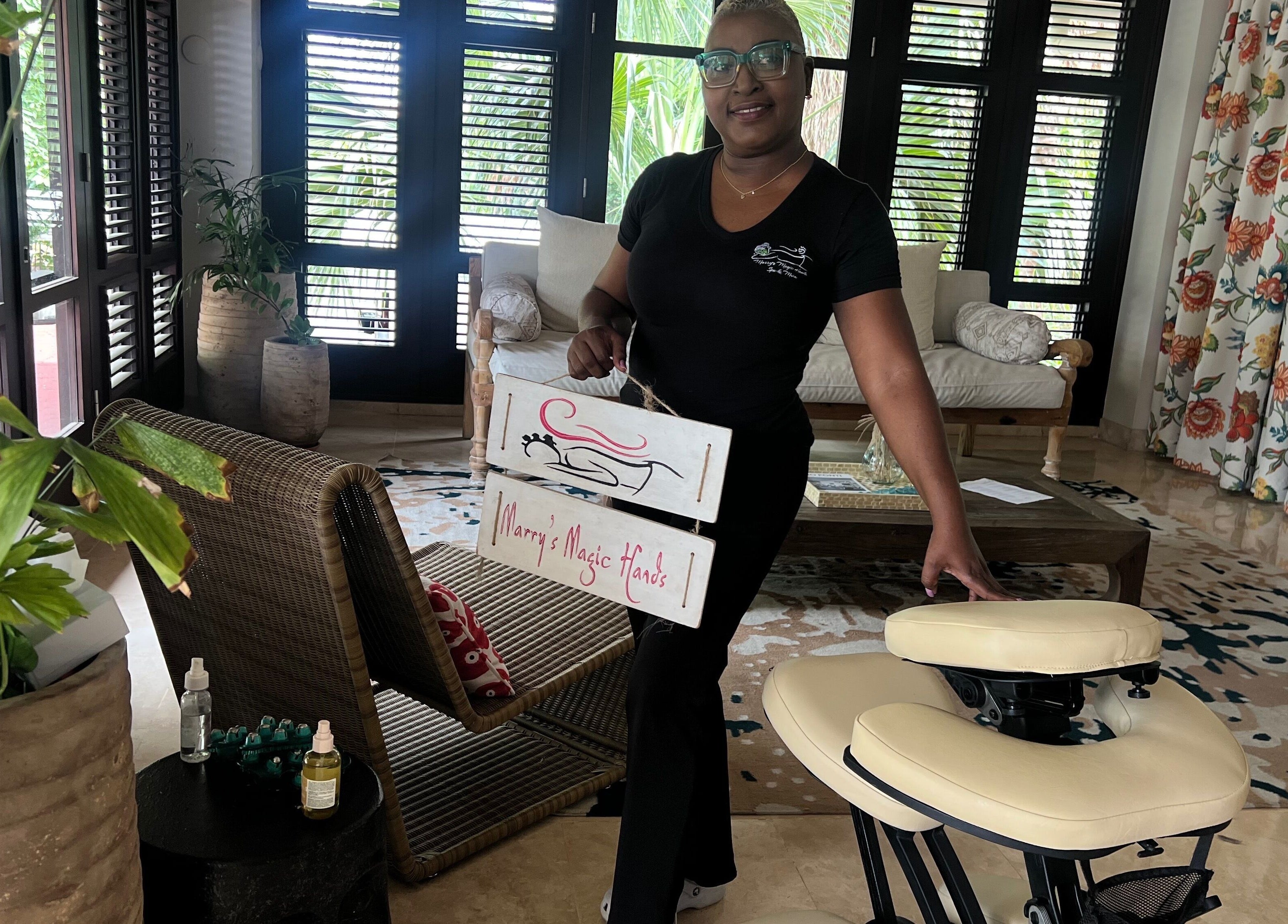 Relaxing atmosphere at Marrys Magic Hands, Willemstad, CW with massage chair and smiling host.