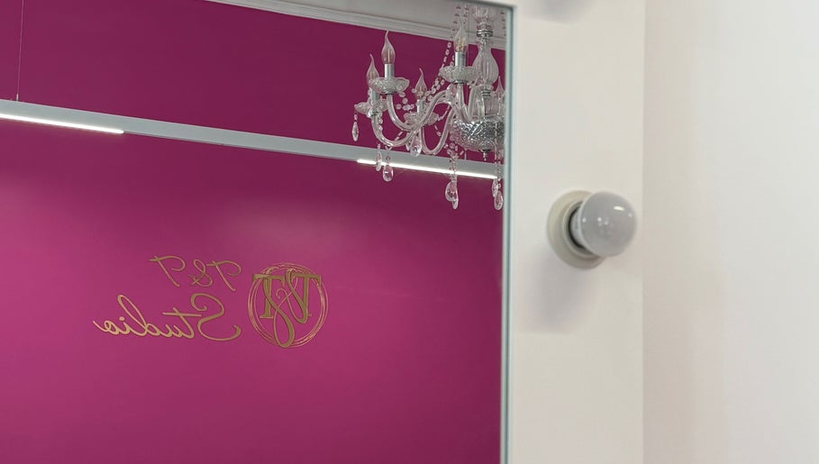 Вишуканий інтер'єр в T&T studio, Szczecin, Województwo Zachodniopomorskie, PL з люстрою.