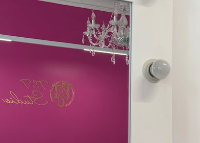 Вишуканий інтер'єр в T&T studio, Szczecin, Województwo Zachodniopomorskie, PL з люстрою.