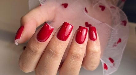 Стильний червоний манікюр у T&T studio, Szczecin, Województwo Zachodniopomorskie, PL.