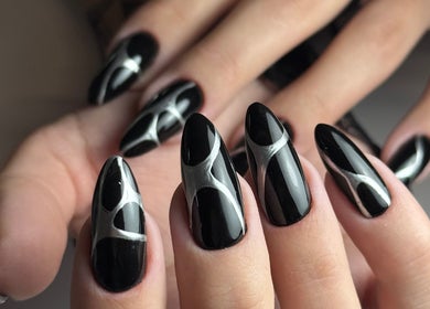 Чорний манікюр з срібним дизайном у T&T studio, Щецин, Воєводство Західнопоморське, PL.
